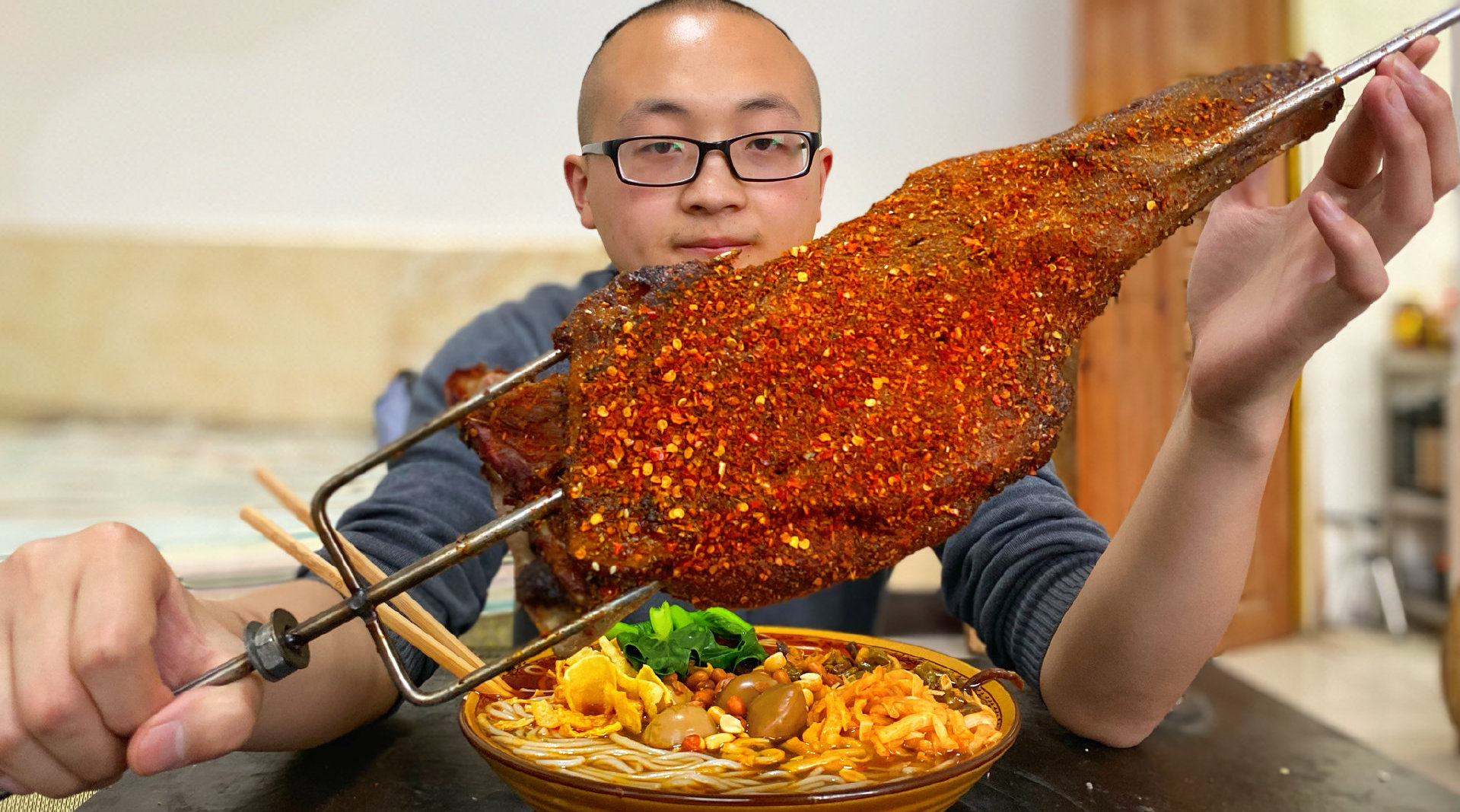大冬今天炭火烤羊腿, 腌半天烤半天...